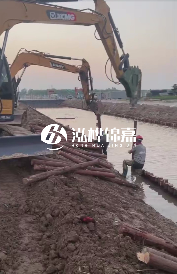 沈陽(yáng)地基穩(wěn)定打松木樁施工-地基是打樁好還是灌樁好？