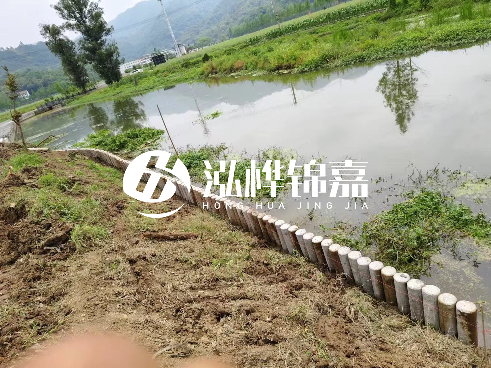 安順市挖機(jī)打木樁專業(yè)施工-河道水泥樁護(hù)坡多少錢一米？